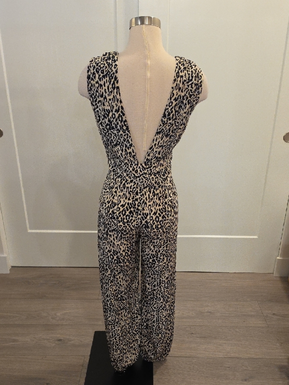 Tucker Leopard Print Deep-V Jumpsuit in Cream & Black 100% silk size S EUC - Picture 5 of 11